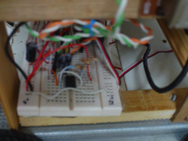 555 timer chip used to blink 2 indicator LEDs.